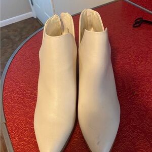 GOOD CONDITION Women’s Size 9.5 White Booties Me Too